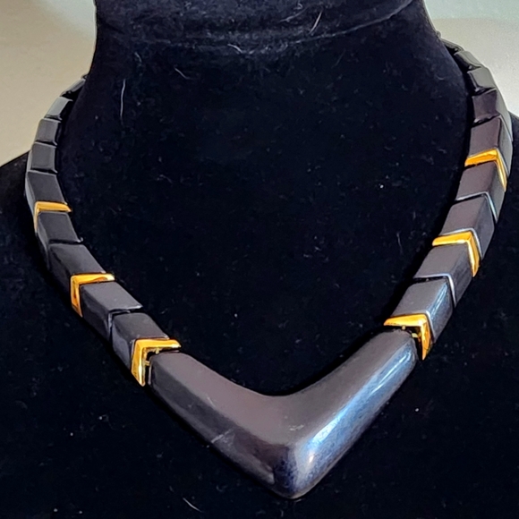 Napier Black Resin Chevron NAPIER statement necklace - Picture 3 of 8